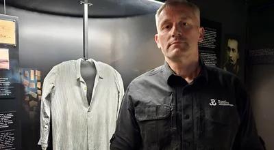 Opowieść o koszuli, którą można znaleźć na ekspozycji Muzeum Powstania Warszawskiego w sali poświęconej historii poczty powstańczej
