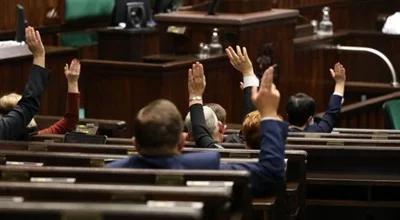 KO i PiS idą niemal łeb w łeb, Trzecia Droga na granicy progu. Jest nowy sondaż