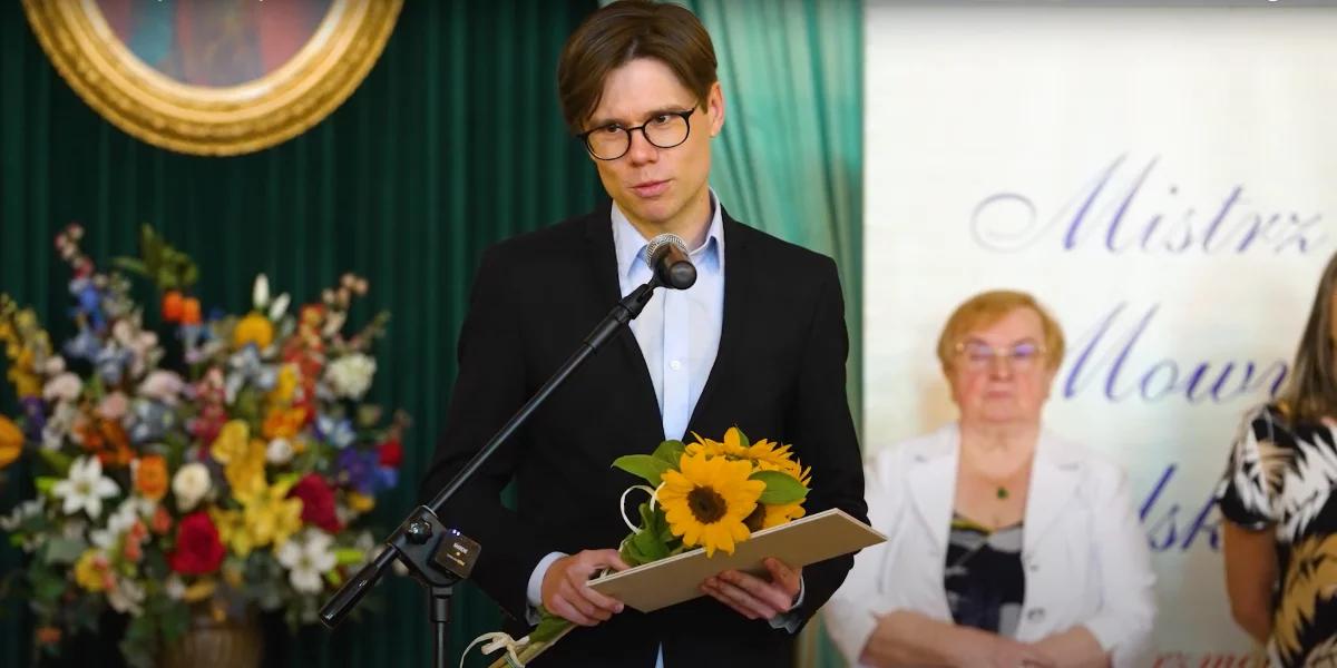 Bawmy się polszczyzną! Mateusz Adamczyk w Trójce o języku i komunikacji