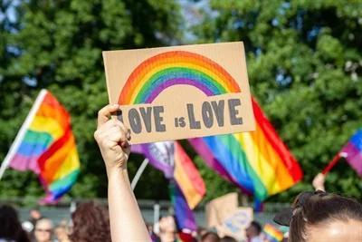 Pomoc psychologiczna dla osób LGBT+. Czy różni się od pomocy osobom heteronormatywnym?