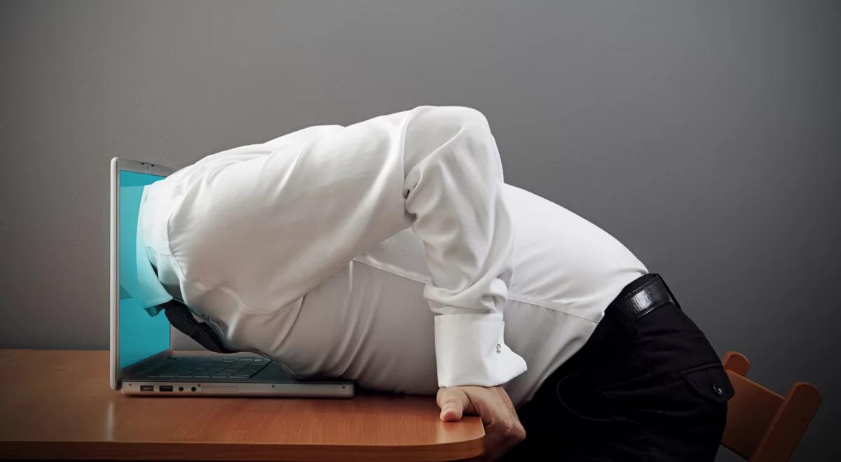 Zaplątani w cyfrowej sieci. Wsparcie czy zagrożenie? 