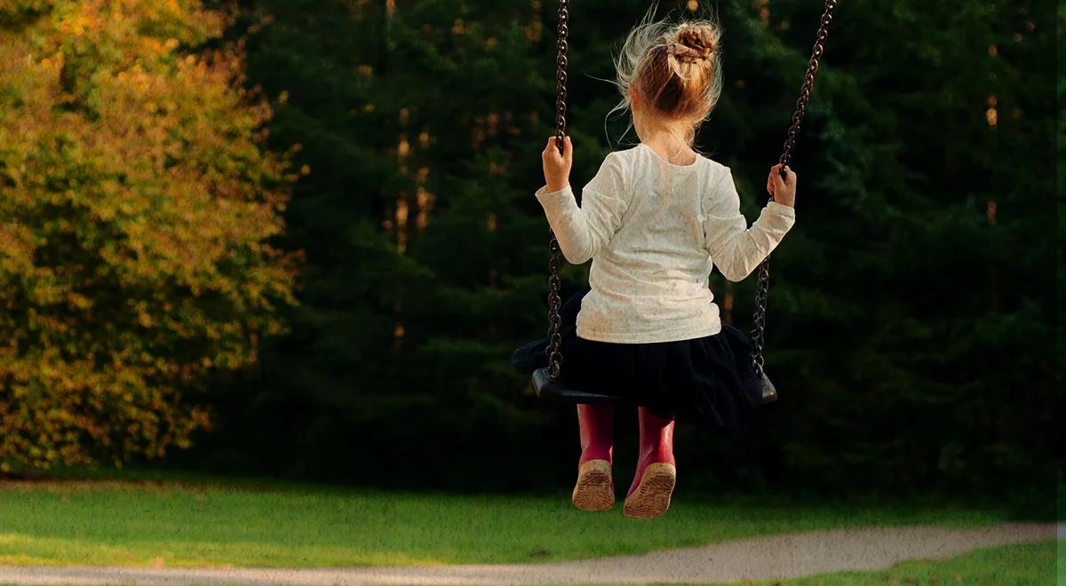 Ubóstwo a prawa rodzicielskie. Czy status materialny decyduje o byciu rodzicem?