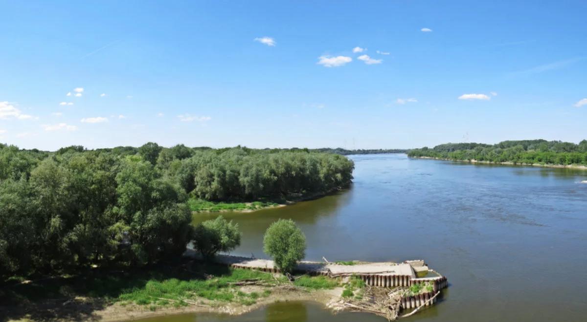 Zdrowa rzeka płynie naturalnym korytem