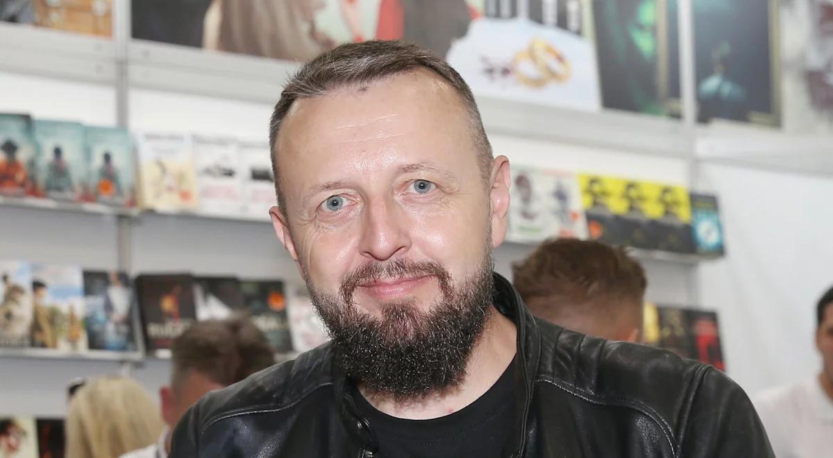 Jak zbudować kryminał? Michał Śmielak i duszna atmosfera małej społeczności