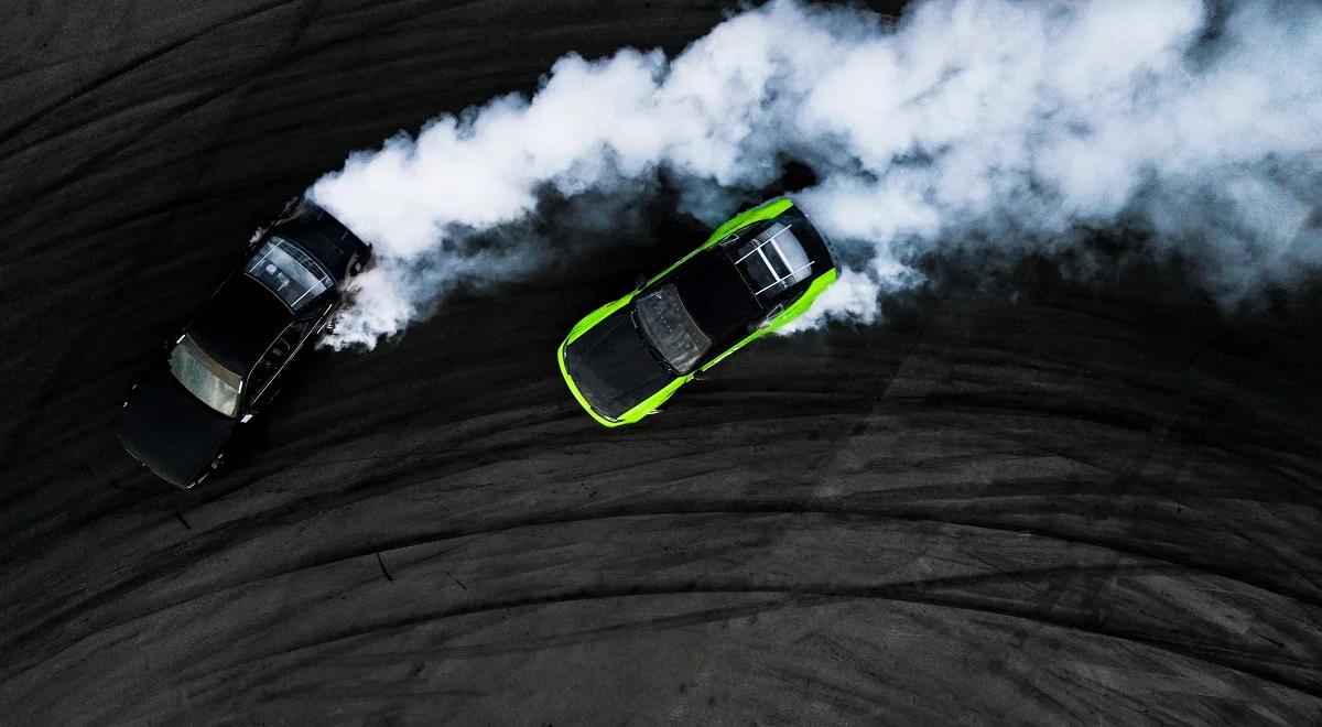 Pisk opon, dym spod kół i warkot silnika. Nielegalne wyścigi na ulicach miast