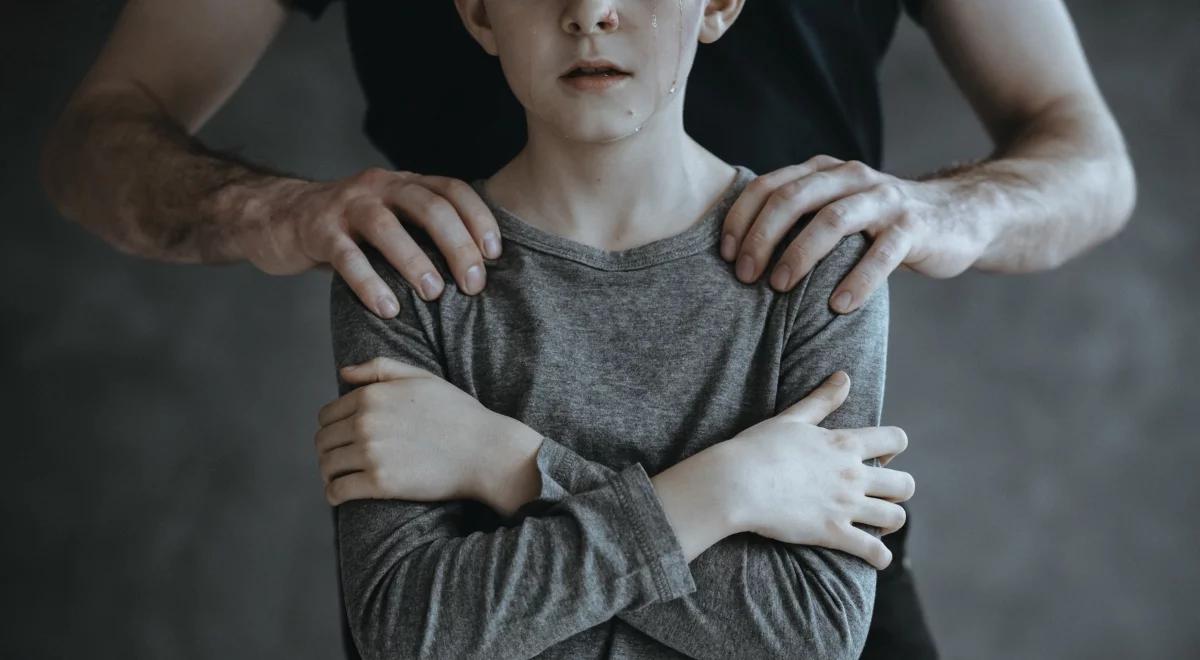 Działania służb i rola dziennikarzy w sprawach dotyczących pedofilii. "To bardzo trudne tematy"