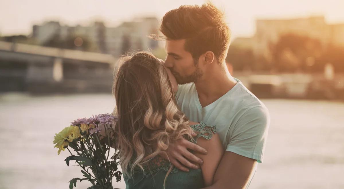 Miłość i psychiatria. Co zakochanie robi z naszym mózgiem?