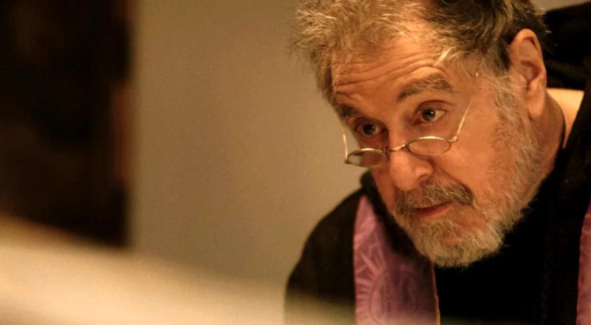 Al Pacino jako egzorcysta, który wypędza demony z opętanej kobiety. Jest trailer