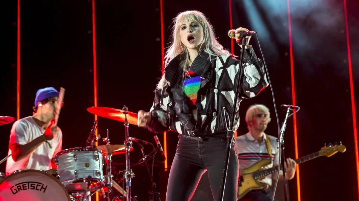 "Hard Times" Paramore: radosna piosenka o trudnych sprawach