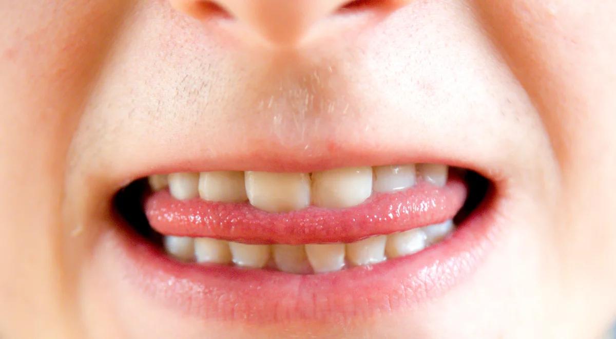 Dlaczego niektórzy wysuwają język w momencie skupienia?