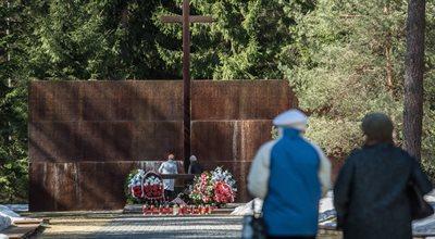 W Rosji na grobach Polaków płoną znicze i leżą kwiaty. Również w Smoleńsku, Katyniu i Miednoje