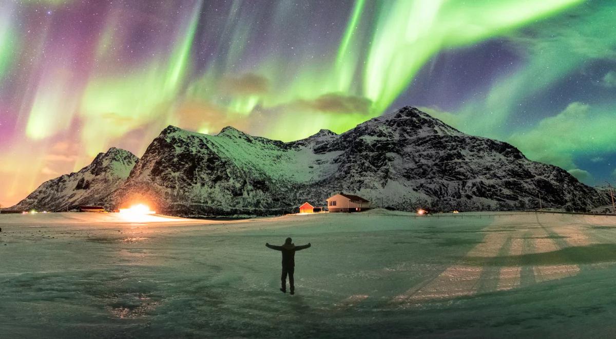 Kolorowe światła na nocnym niebie. Zagadkowe zorze polarne
