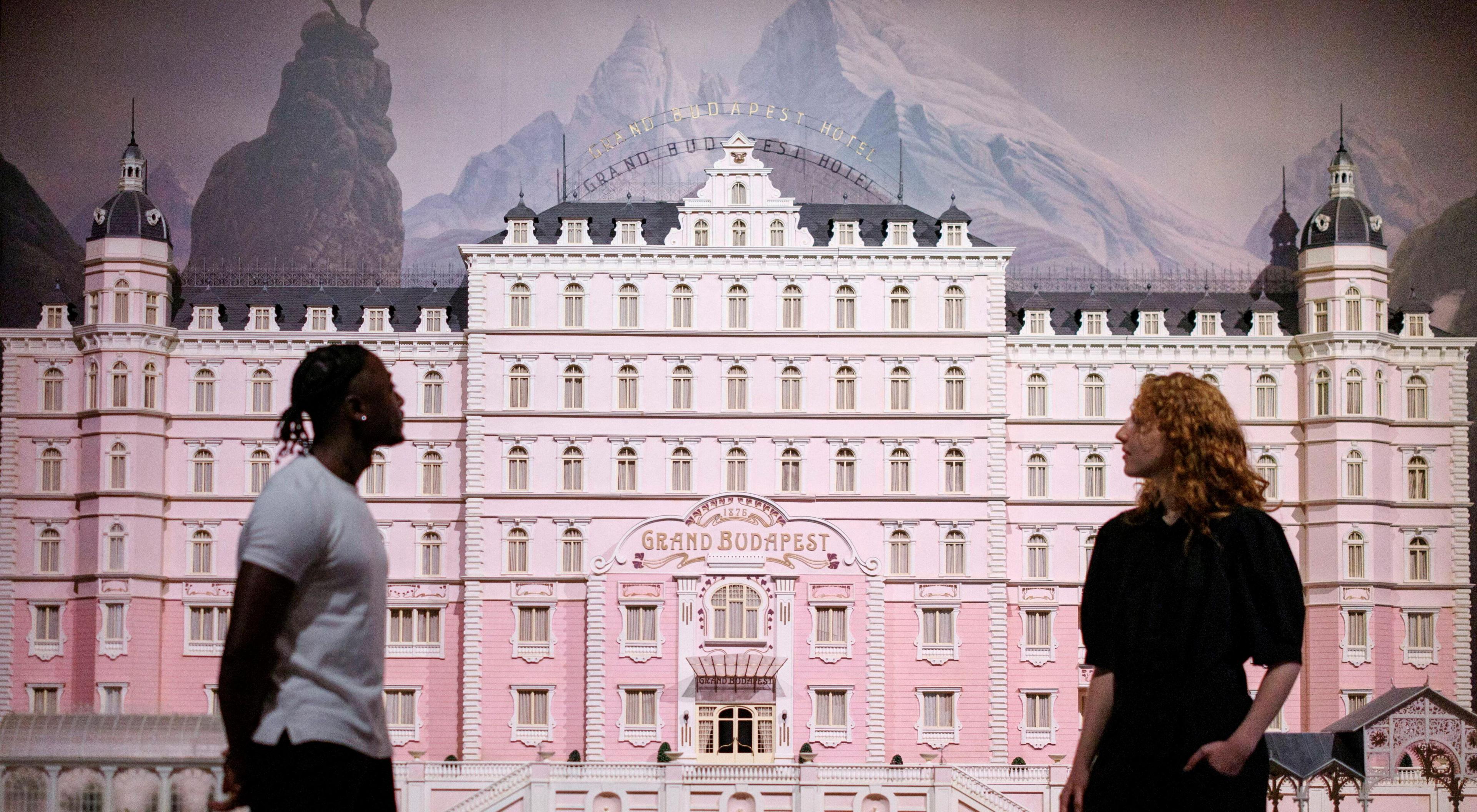 W krainie wyobraźni Wesa Andersona. Ponad 700 eksponatów na wystawie w Londynie