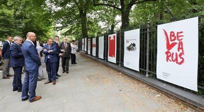 "Niepodległa Białoruś jest polską racją stanu". W Warszawie otworzono wystawę plakatów "Biało-czerwono-biały"