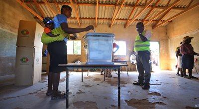 Tłumy osób biorą udział w historycznych wyborach w Zimbabwe