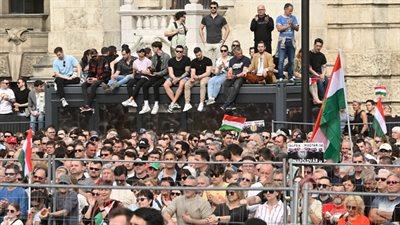 "Powstań, Węgrze". Nowy rywal Orbana zmobilizował tłumy na demonstracji w Budapeszcie