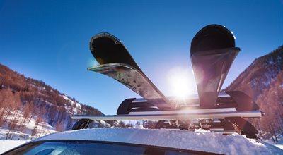 Zimowy wyjazd w góry. Jak przewozić sprzęt narciarski?