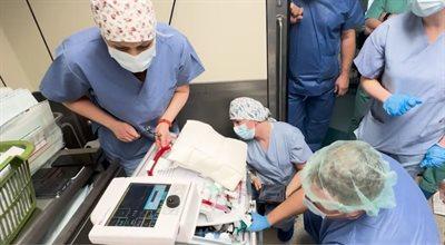 Serce w pudełku. Pierwszy raz w Polsce "żywy" narząd dostarczono pacjentowi czekającemu na przeszczep