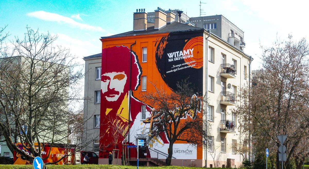 Krzysztof Krawczyk z muralem na warszawskim Ursynowie