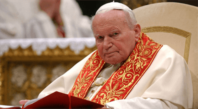 "Jeżeli nie był świętym, to nie ma świętego na świecie". Papieski fotograf broni Jana Pawła II