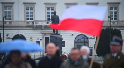 Politycy PiS uczcili pamięć ofiar katastrofy smoleńskiej. Pod pomnikami złożono wieńce