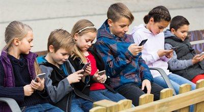 Szef MEiN: nie będzie ustawowego zakazu używania smartfonów w szkołach