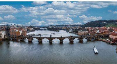 W czeskiej Pradze rozdawano jaja na twardo. Na moście Karola ożyła legenda związana z jego budową