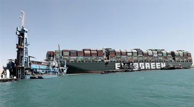 Blokujący Kanał Sueski kontenerowiec przesunięty o 80 proc. Ponad 400 statków czeka na przepłynięcie 