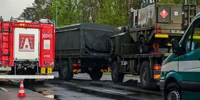 Karambol w Szczecinie. Zderzenie brytyjskich pojazdów wojskowych, są poszkodowani