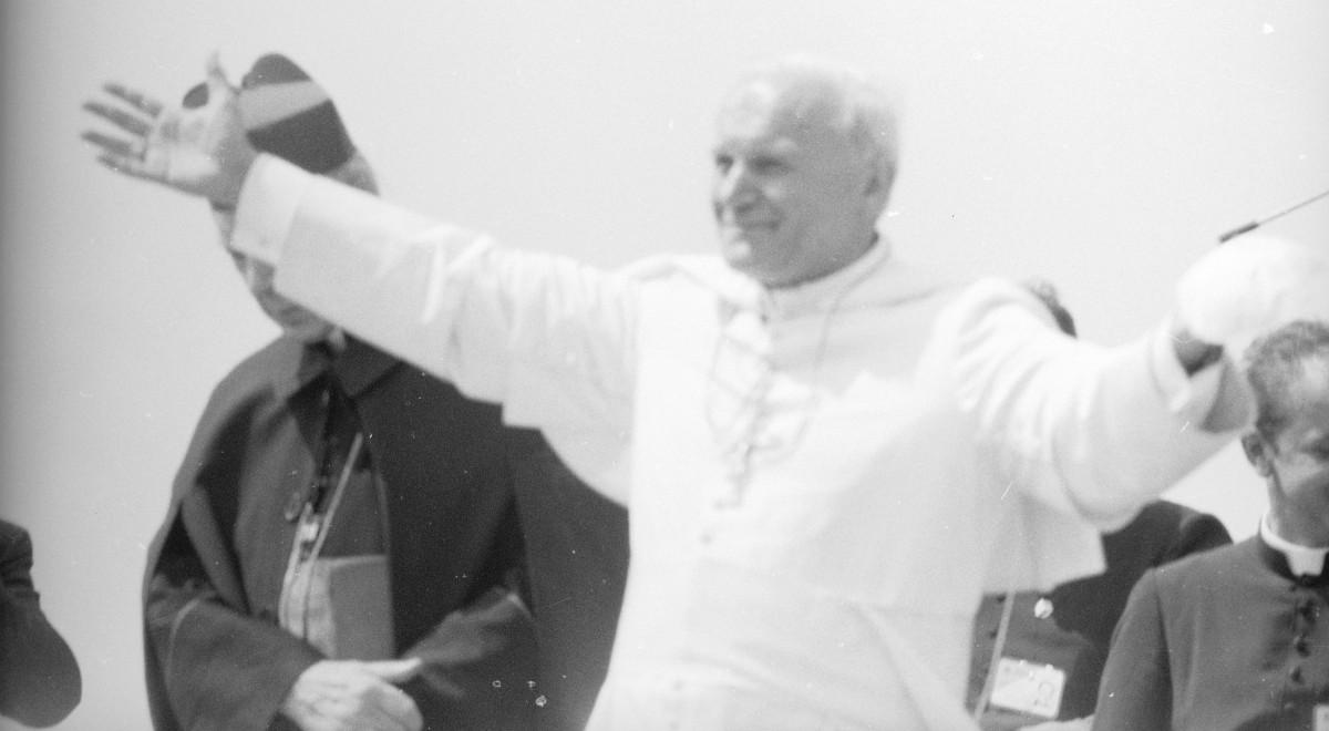  "Z dalekiego kraju". Jan Paweł II na ekranie