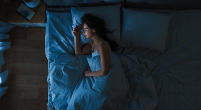 W pandemii coraz więcej osób cierpi na problemy ze snem. Czego unikać?