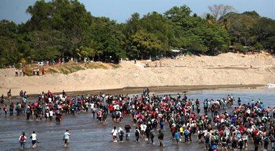 Kryzys na granicy Gwatemali z Meksykiem. Karawana migrantów zmierza do USA