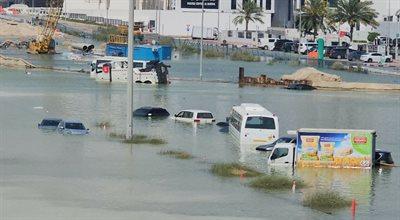 Zasiewanie deszczu a powódź w Dubaju. Co jest przyczyną tej klęski żywiołowej, jak steruje się pogodą? 