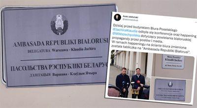 Happening przed biurem poselskim Jachiry. Młodzież Wszechpolska zmieniła tablicę na białoruską