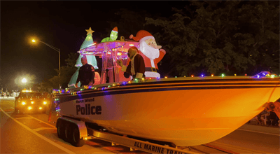 Świąteczne parady w USA, czyli Mikołaj na łodzi
