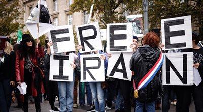 Tysiące ludzi na ulicach Paryża. Mieszkańcy protestowali w obronie prześladowanych irańskich kobiet