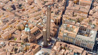 Symbol Bolonii zagrożony. Słynna wieża niebezpiecznie się przechyla