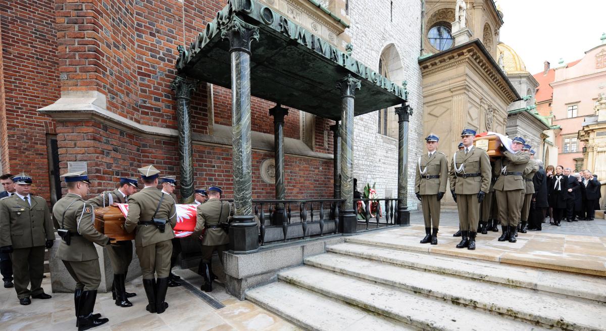 Tragedia narodowa i osobista. W 10. rocznicę pochówku pary prezydenckiej na Wawelu