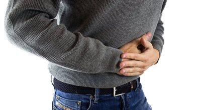 Koronawirus. Czy ból brzucha i biegunka to objawy choroby?