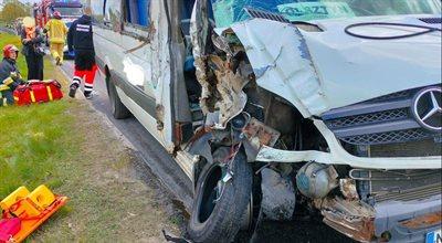 Groźny wypadek pod Olsztynem. Bus uderzył w pojazd służby drogowej
