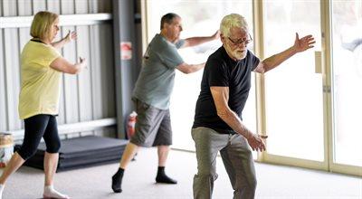 Dziadek i babcia na zajęciach tai chi. Jaki wpływ na zdrowie seniorów ma ta chińska sztuka walki?