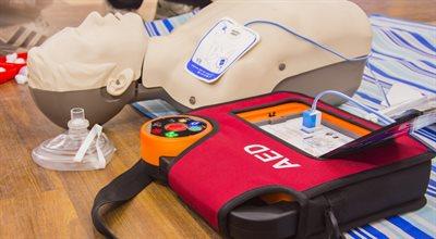 AED, czyli defibrylator. Każdy może uratować komuś życie