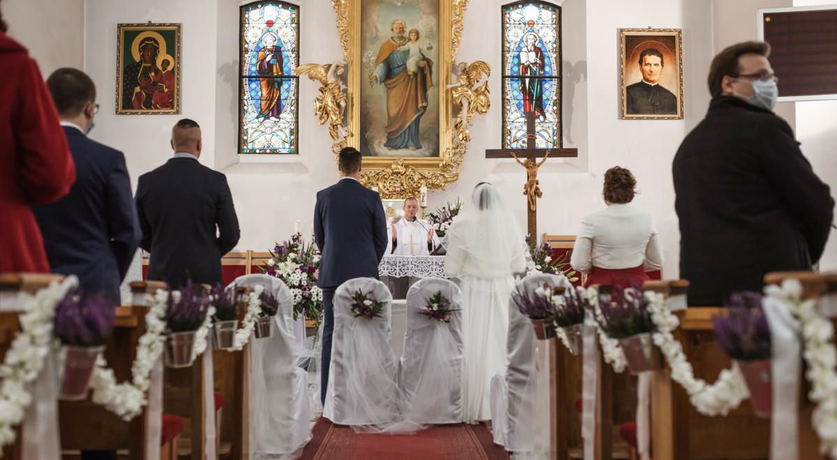 Coraz mniej młodych decyduje się na ślub kościelny. Skutek pandemii czy stały trend?