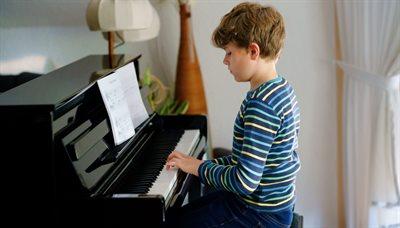 Gra na pianinie wpływa na nasz mózg? Nowe ustalenia polskich naukowców