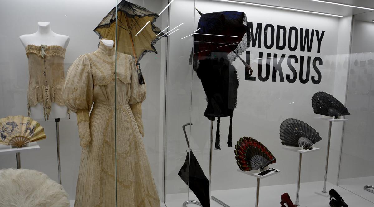 "Modowy luksus" w rzeszowskim muzeum. W czym elegancka kobieta witała nowy rok przed stu laty?