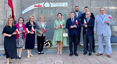 42. rocznica porozumień sierpniowych. Europosłowie złożyli kwiaty na pl. Solidarności przed PE