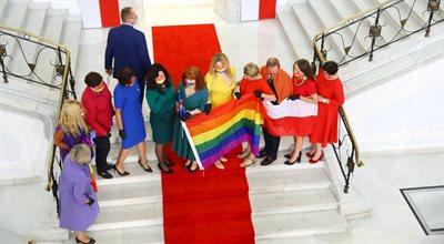 Posłowie Lewicy z barwami LGBT na zaprzysiężeniu prezydenta. Publicysta: dalsze podgrzewanie atmosfery
