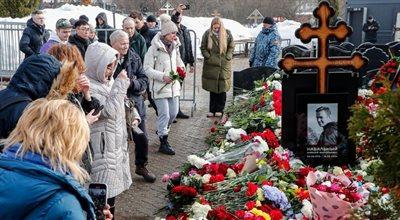 Setki Rosjan oddają cześć Aleksiejowi Nawalnemu. Składają kwiaty na jego grobie w Moskwie 