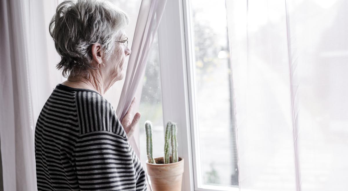 Samotność osoby starszej w izolacji – jak z nią walczyć?