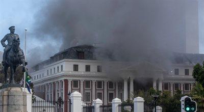 Parlament w Kapsztadzie znów w płomieniach. Druga doba walki z żywiołem